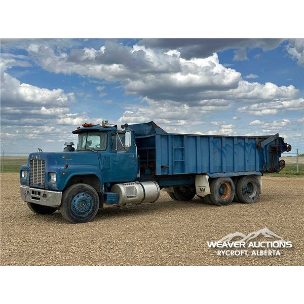 1981 MACK 600 T/A MANURE SPREADER TRUCK