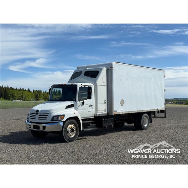 2005 HINO S/A CARGO TRUCK