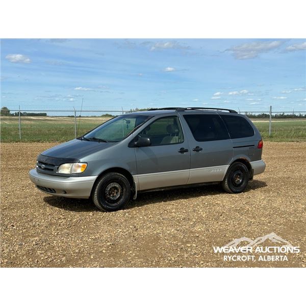 2000 TOYOTA SIENNA 4 DOOR SEDAN VAN