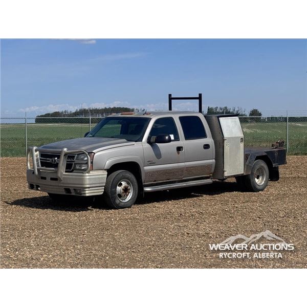 2005 CHEVROLET 3500 CREW CAB FLATBED TRUCK