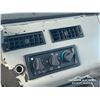 Image 12 : 2000 FREIGHTLINER FL112 T/A FLATBED TRUCK