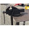 Image 5 : (2) METAL TABLES C/W VICE
