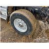Image 40 : 2005 KENWORTH T800 TRI DRIVE SLEEPER TRUCK TRACTOR