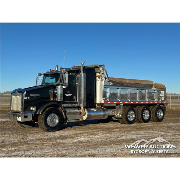 2005 KENWORTH T800B TRI/A SLEEPER DUMP TRUCK