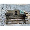 Image 9 : DRAW TITE 15000 LB. 5TH WHEEL W/RAILS