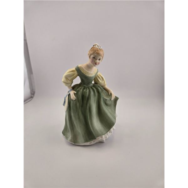 UNMARKED ENGLISH-STYLE PORCELAIN LADY FIGURINE IN GREEN DRESS, MID-20TH CENTURY