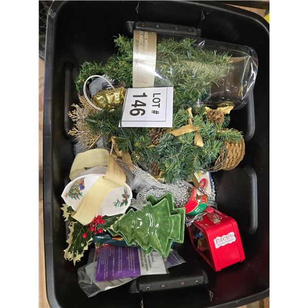 MIXED LOT OF CHRISTMAS DECORATIONS, ORNAMENTS