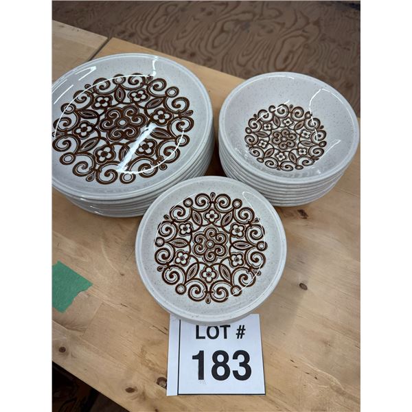 SET OF BITOSI ITALIAN STONEWARE DINNER PLATES AND BOWLS