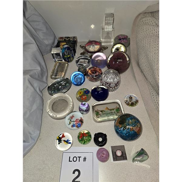 ART GLASS PAPERWEIGHTS & MINIATURE DECORATIVE COLLECTIBLES LOT