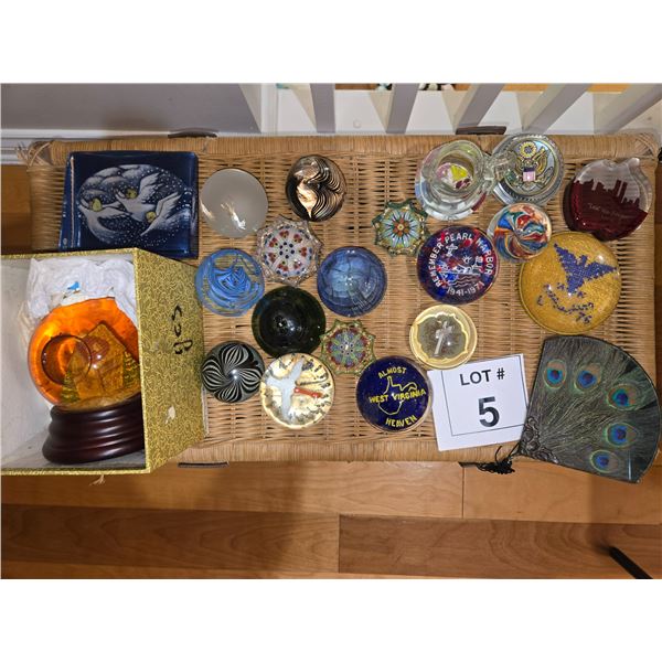 ART GLASS PAPERWEIGHTS & DECORATIVE GLASS COLLECTIBLES LOT
