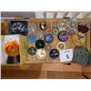 Image 1 : ART GLASS PAPERWEIGHTS & DECORATIVE GLASS COLLECTIBLES LOT
