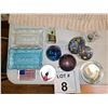 Image 1 : ART GLASS PAPERWEIGHTS & SOUVENIR GLASS DISPLAY LOT