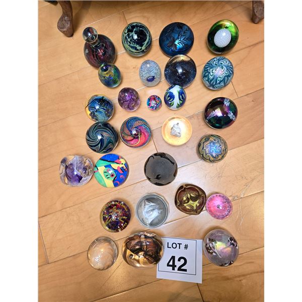 MIXED ART GLASS PAPERWEIGHTS INCLUDING COMMEMORATIVE AND STUDIO PIECES