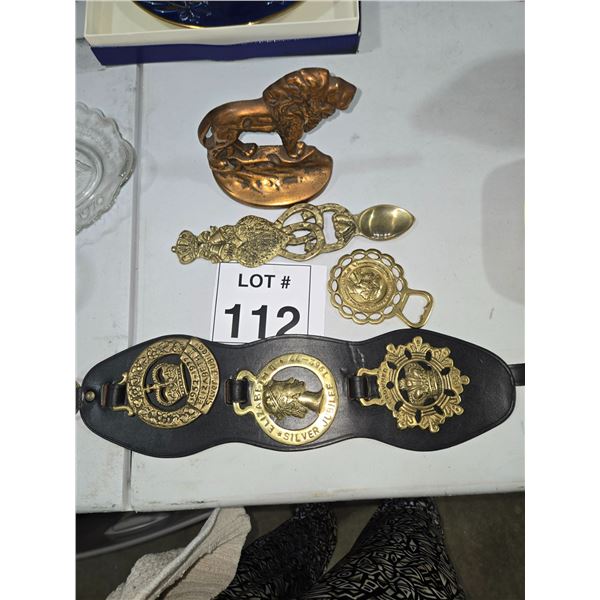 VINTAGE BRASS COLLECTIBLES INCLUDING QUEEN ELIZABETH II SILVER JUBILEE BELT PLAQUE