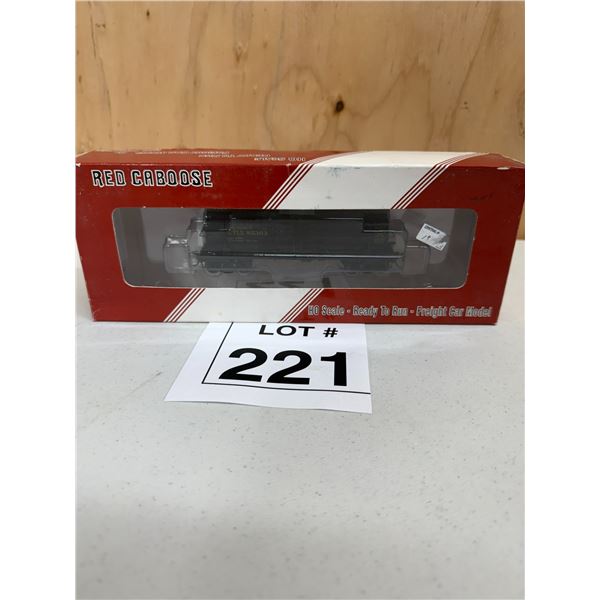 RED CABOOSE / BLACK TANK CAR (HO SCALE)