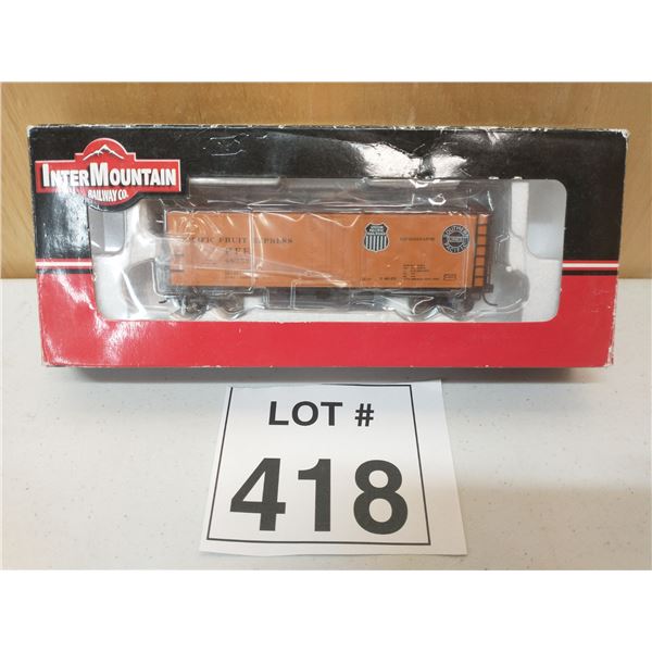 INTERMOUNTAIN / R-40-23 REFRIGERATOR CAR PFE BLACK & WHITE (HO SCALE)