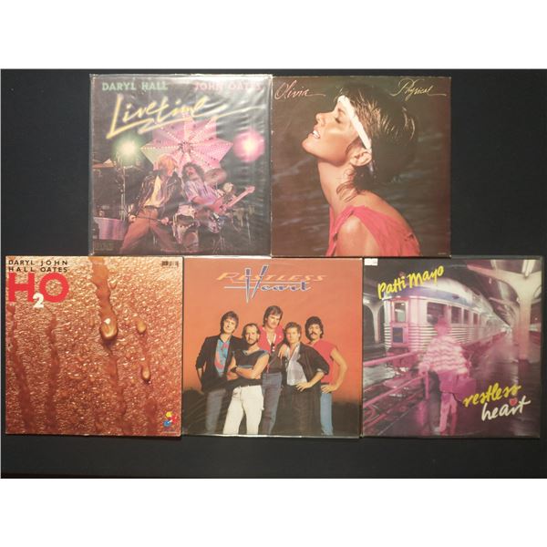 5 VINYL RECORD LOT – POP & ADULT CONTEMPORARY / HALL & OATES, OLIVIA NEWTON-JOHN / 1980s