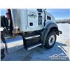 Image 81 : 2011 MACK GU813 T/A 5000 GAL WATER TRUCK