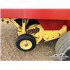 Image 40 : 1999 NEW HOLLAND 688 ROUND BALER