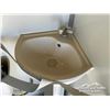 Image 25 : 2 PERSON BATHROOM