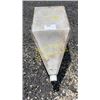 Image 1 : WHITE CONE FEEDER