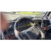 Image 9 : 2000 VOLVO VVN ROLL OFF AND BED TRUCK