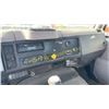 Image 11 : 2000 INTERNATIONAL 8200 CAB AND CHASSIS