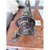 Image 5 : SINGER TREADLE SEWING MACHINE CAST IRON WOOD CABINET WITH GOLD DECALS