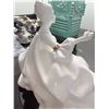 Image 5 : ROYAL DOULTON FIGURINE PORCELAIN SEATED LADY WITH GOLD FLORAL ACCENTS 1965