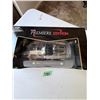 Image 2 : MAISTO PREMIERE EDITION 1:18 PORSCHE CARRERA GT DIECAST MODEL CAR