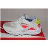 Image 2 : Nike Air Huarache W (White/Volt-Bright Crimson)