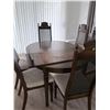 Image 1 : EXPANDABLE WOOD DINING TABLE WITH CHAIRS AND 1 LEAF