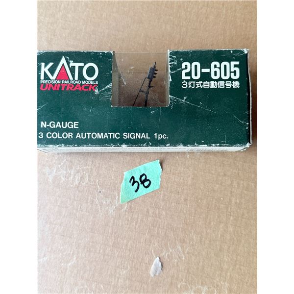 KATO 3 COLOR AUTOMATIC SIGNAL N-GAUGE MODEL TRAIN BRAND NEW