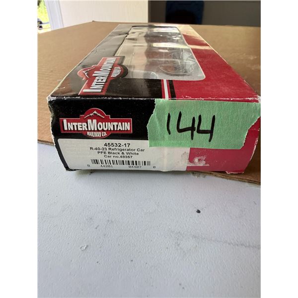 INTERMOUNTAIN RAILWAY CO. PFE BLACK & WHITE R-40-23 REFRIGERATOR CAR MODEL TRAIN