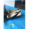 Image 2 : LIZ CLAIBORNES BLACK WOMENS SLINGBACK HEELS (SIZE 8)
