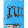 Image 2 : MIXED LOT ASSORTED KEYS AND SMALL HAND TOOLS